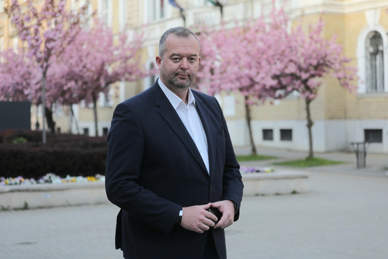 Nem sokkal az urnazárás előtt értékelt Hollósy András, a Fidesz-KDNP országgyűlési képviselőjelöltje. Fotó: Juhász Ákos