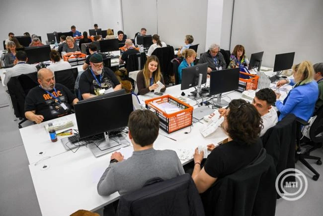 szavazatszámlálás. Fotó: MTI