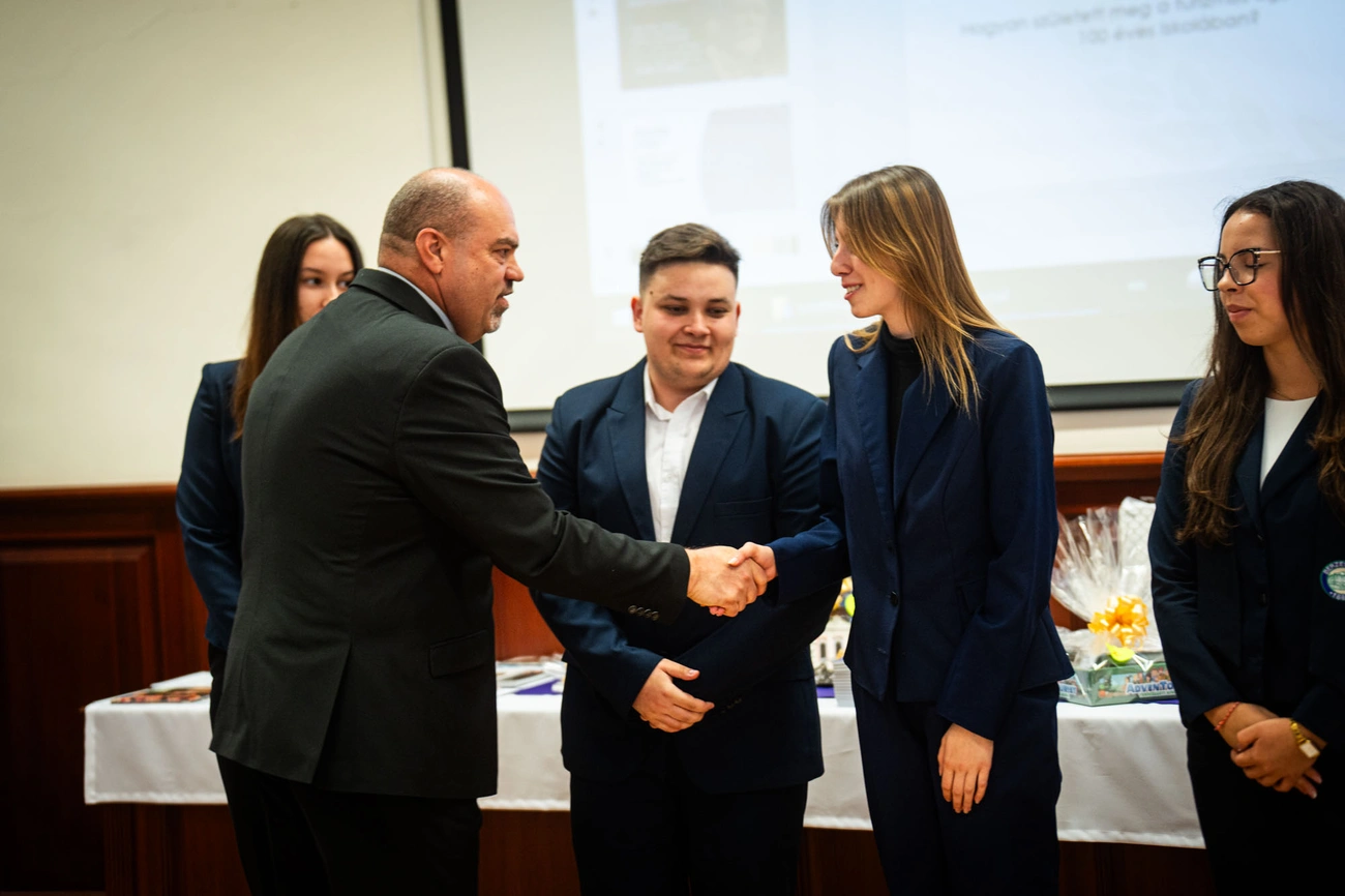 Nagy István, a Berzeviczy igazgatója és a Szakma Sztárosok. Fotó: Horváth Csongor