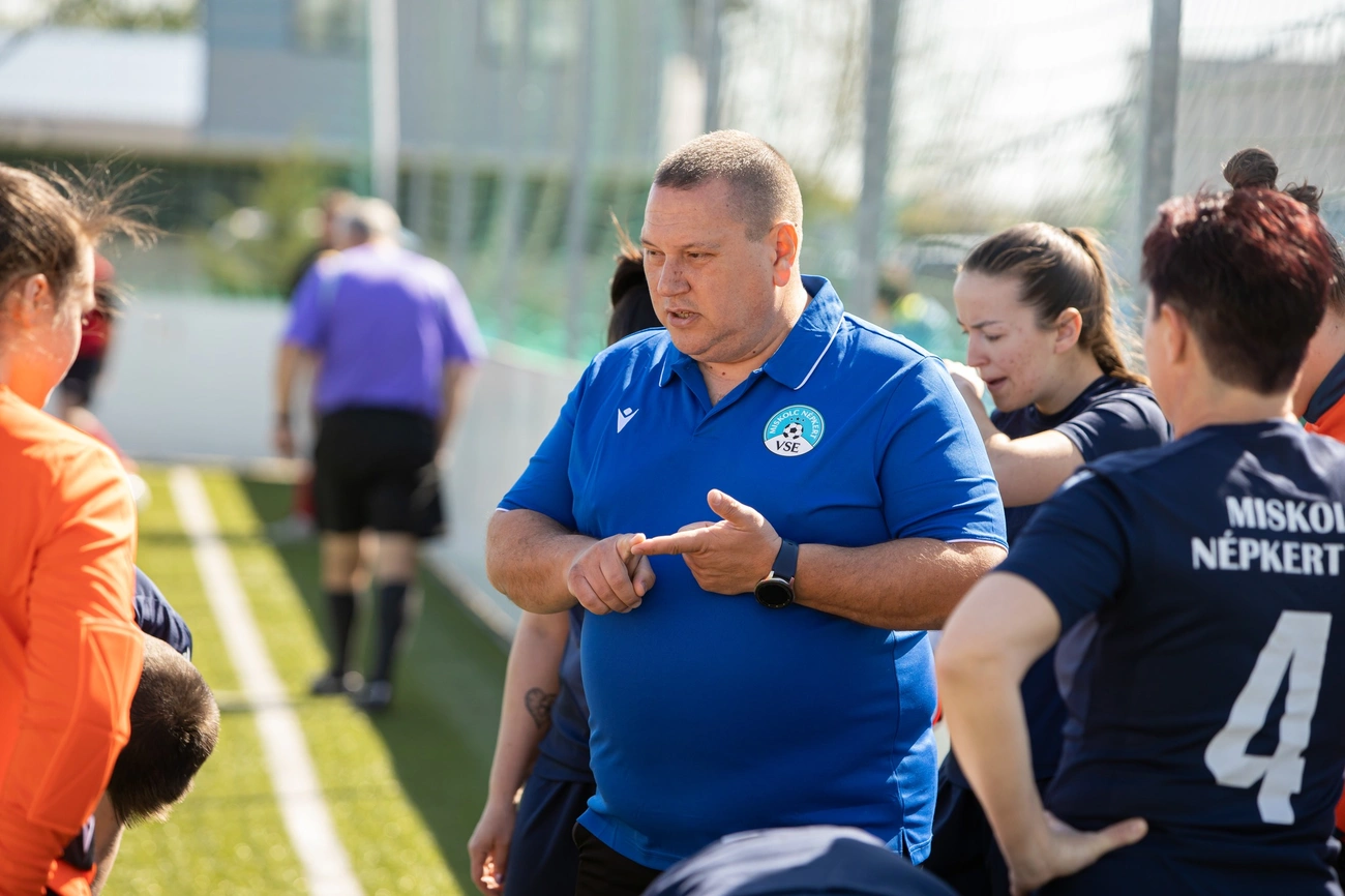 Peknyó László, a Miskolc Népkert Volán gárdájának edzője magyaráz. Fotó: magánarchívum 