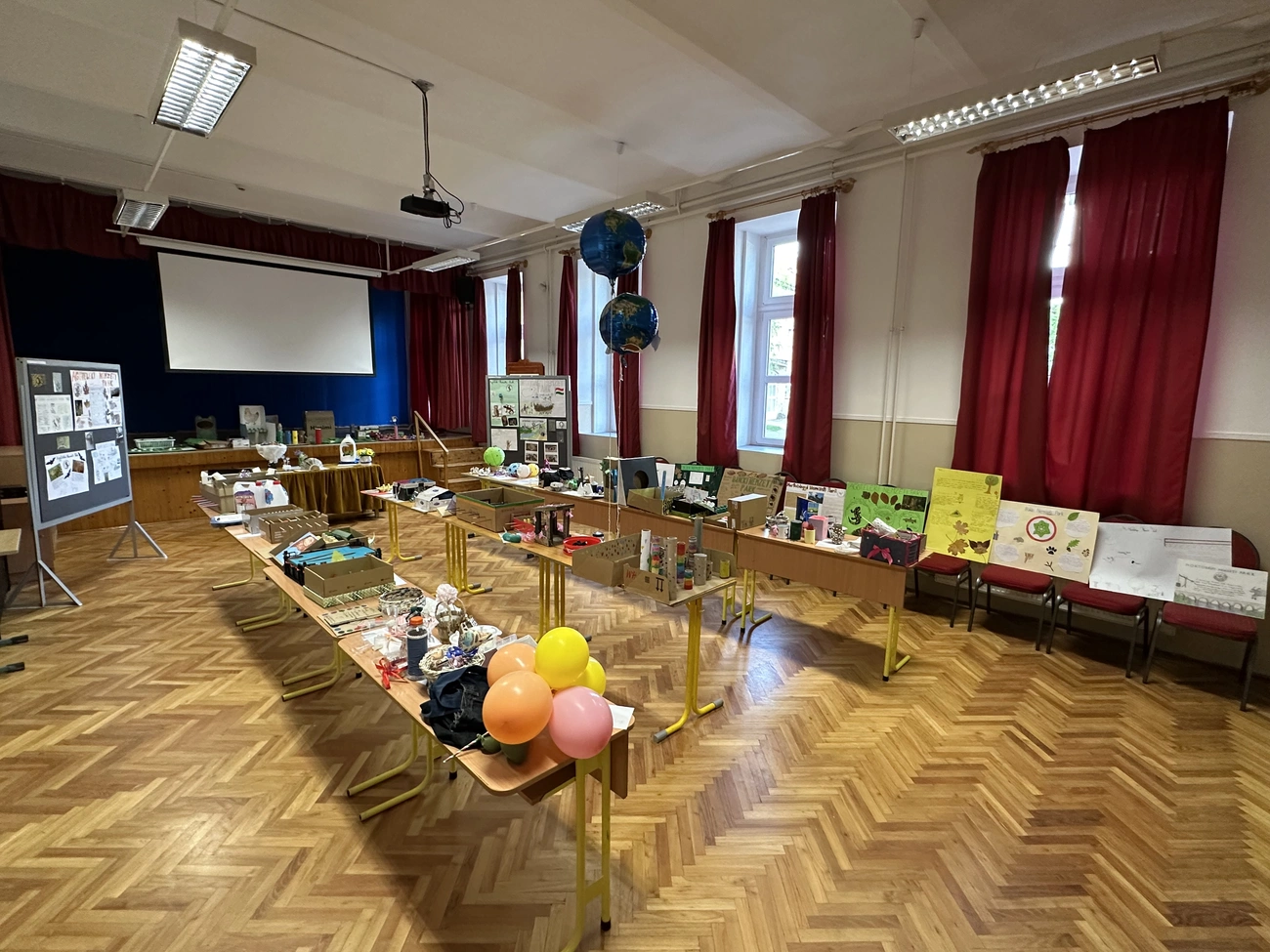 fenntarthatósági kiállítás a Kossuthban. Fotó: Kossuth Lajos Evangélikus Gimnázium