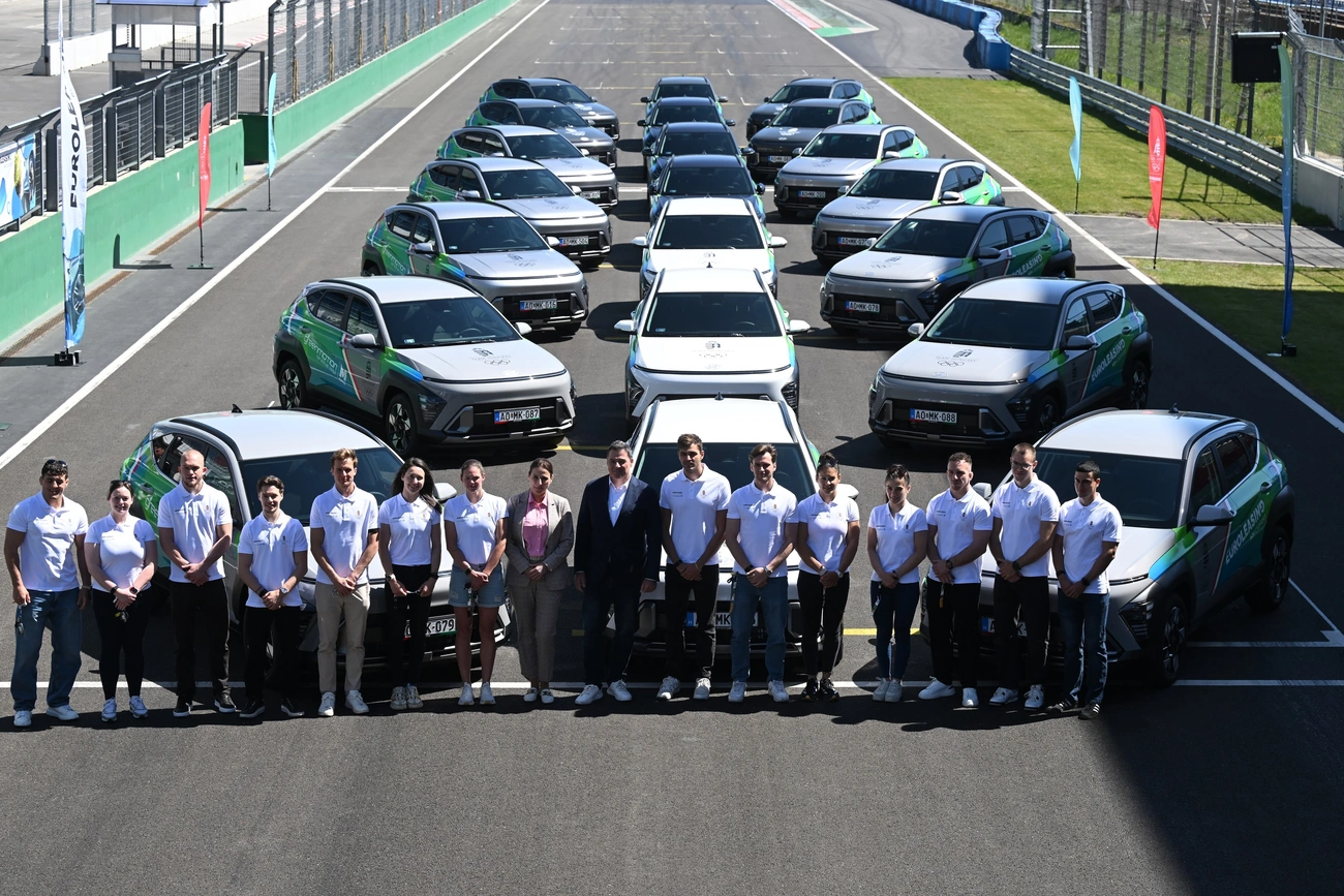 A szakszövetségek javaslatai alapján kiválasztott sportolók a Hungaroringen. Balról a hatodik Guzi Blanka. Fotó: MOB 