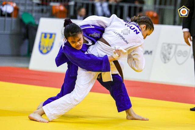 Fehér Zóra (fehérben). Fotó: judoinfo.hu