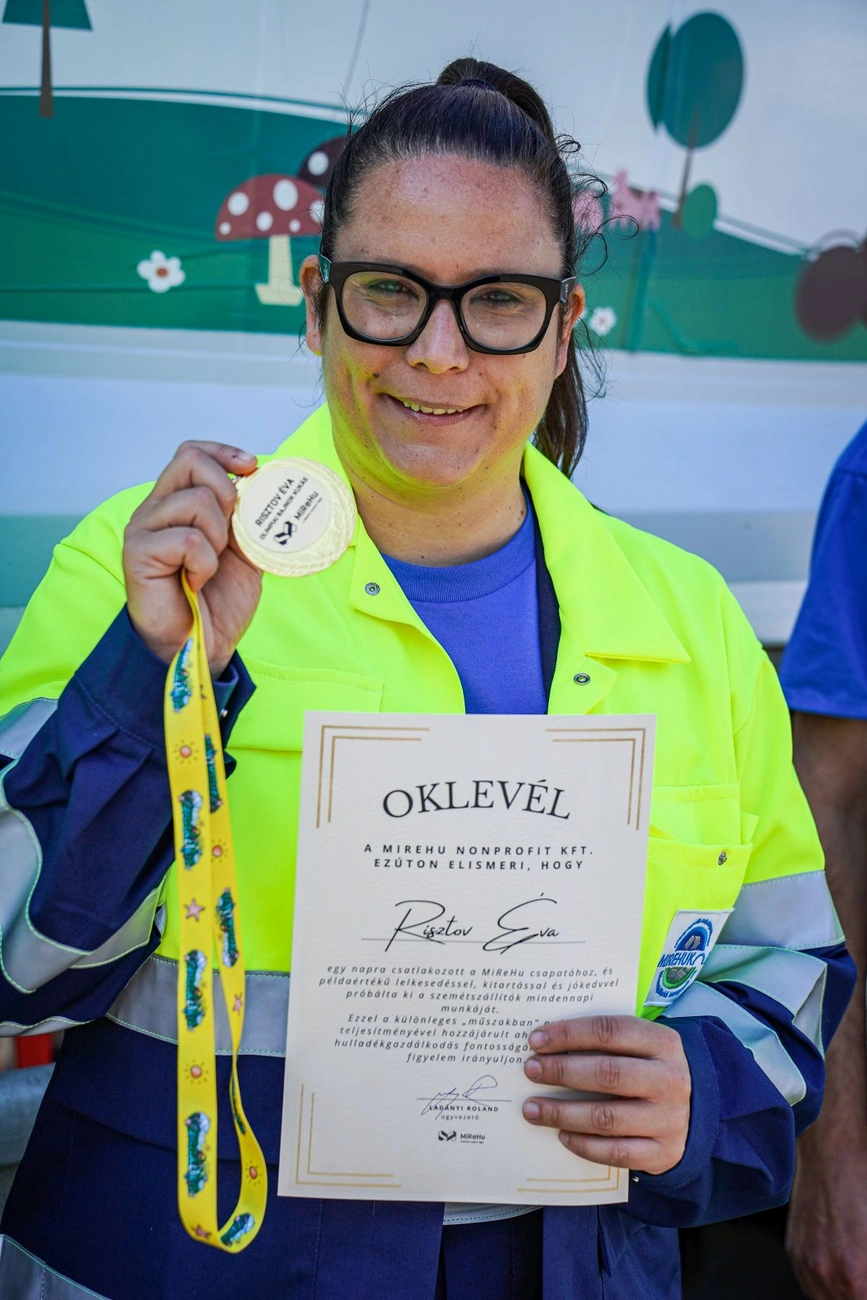 Miskolci kukásnak állt az olimpikon Risztov Éva. Fotó: Mirehu Nonprofit Kft.
