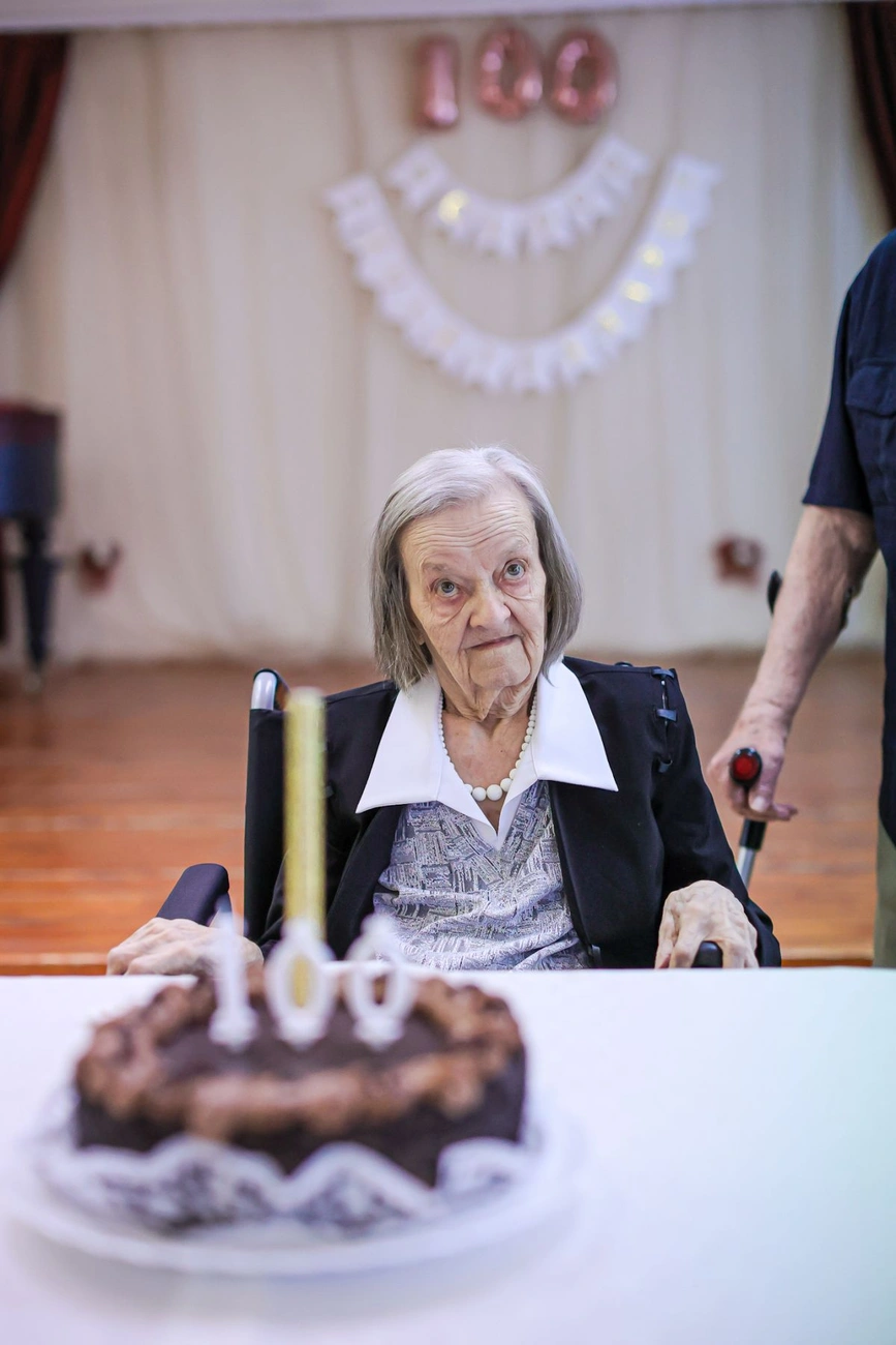 Ilonka néni 100. születésnapját ünnepelte családja és barátai körében.