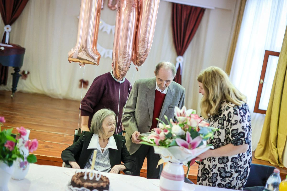 Ilonka néni 100. születésnapját ünnepelte családja és barátai körében. Fotó: Rogosz Péter