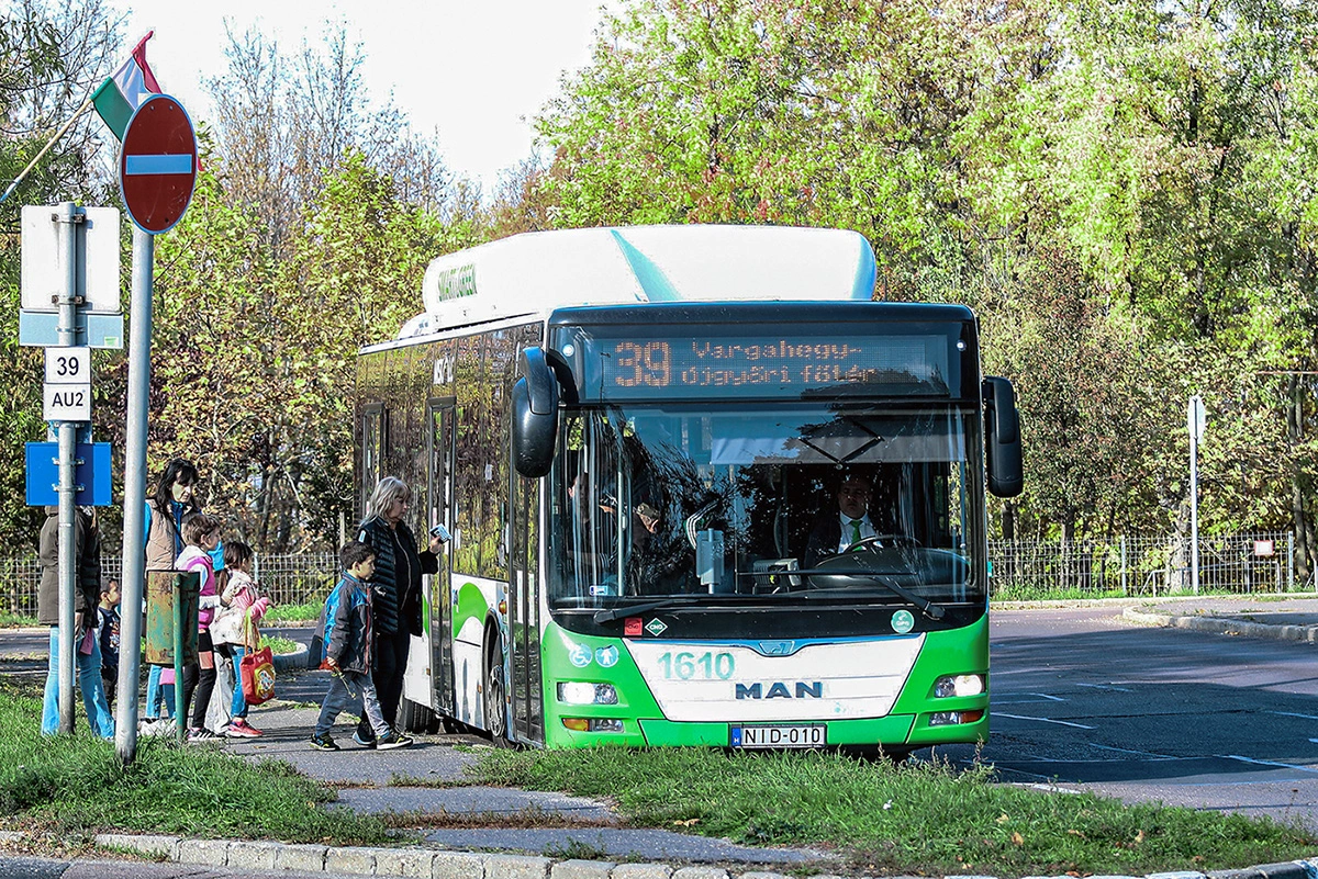 Ideiglenesen áthelyezésre kerül a Szent Anna tér autóbusz-megállóhely.