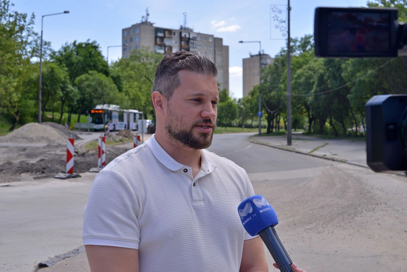 Miklós András az avasi útfelújítástól. Fotó: Osztie Tibor