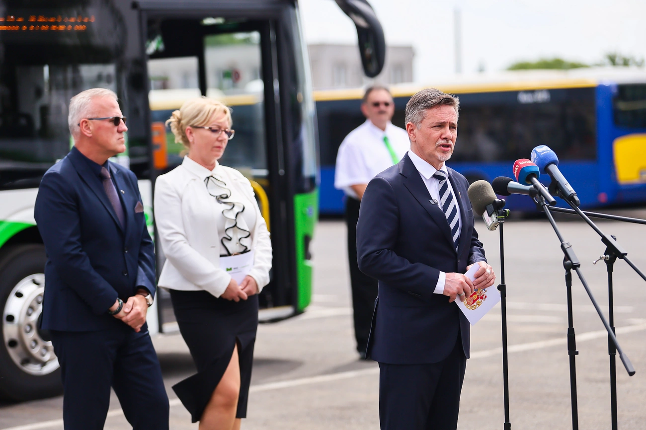 Tóth-Szántai József, Miskolc polgármestere BYD elektromos busz átadás Fotó: Rogosz Péter