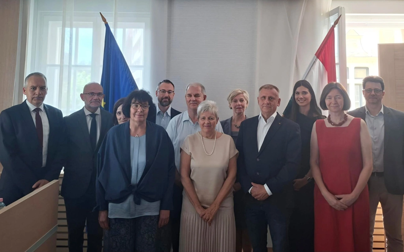 lannert_judit_miniszter_oktatas_egyeztetes_260611_facebook.jpg