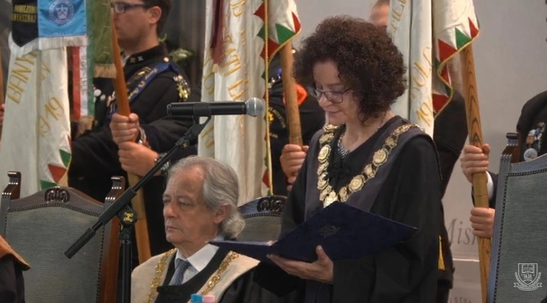Horváth Zita rektor a gépész, zenész diplomaosztón. Fotó: Miskolci Egyetem youtube