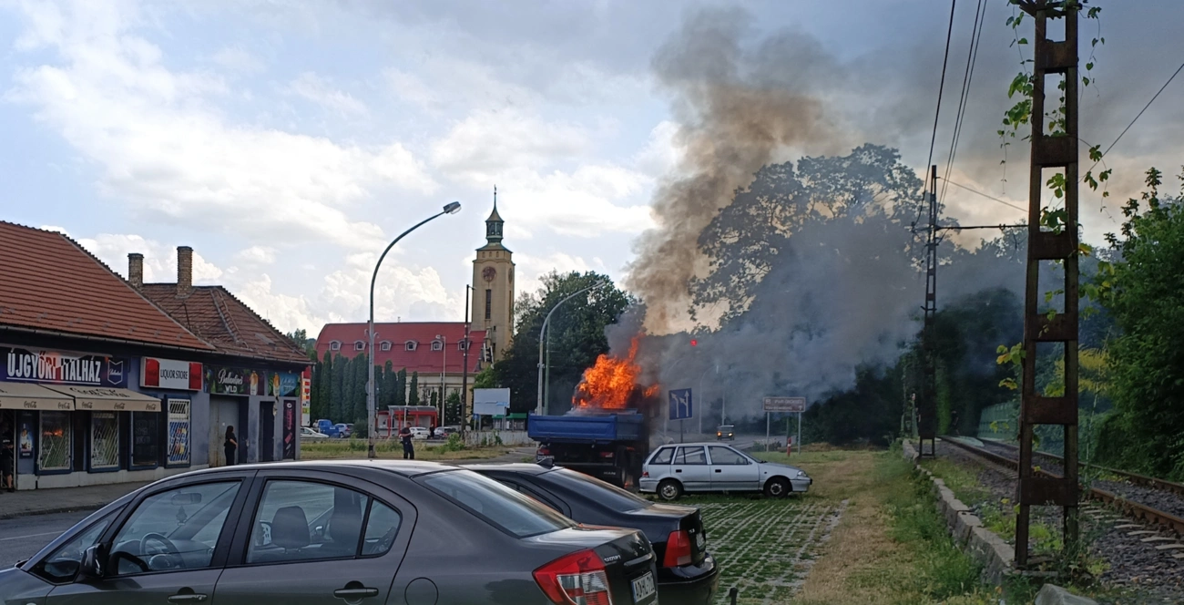 kigyulladt teherautó. Fotó: MIÖR