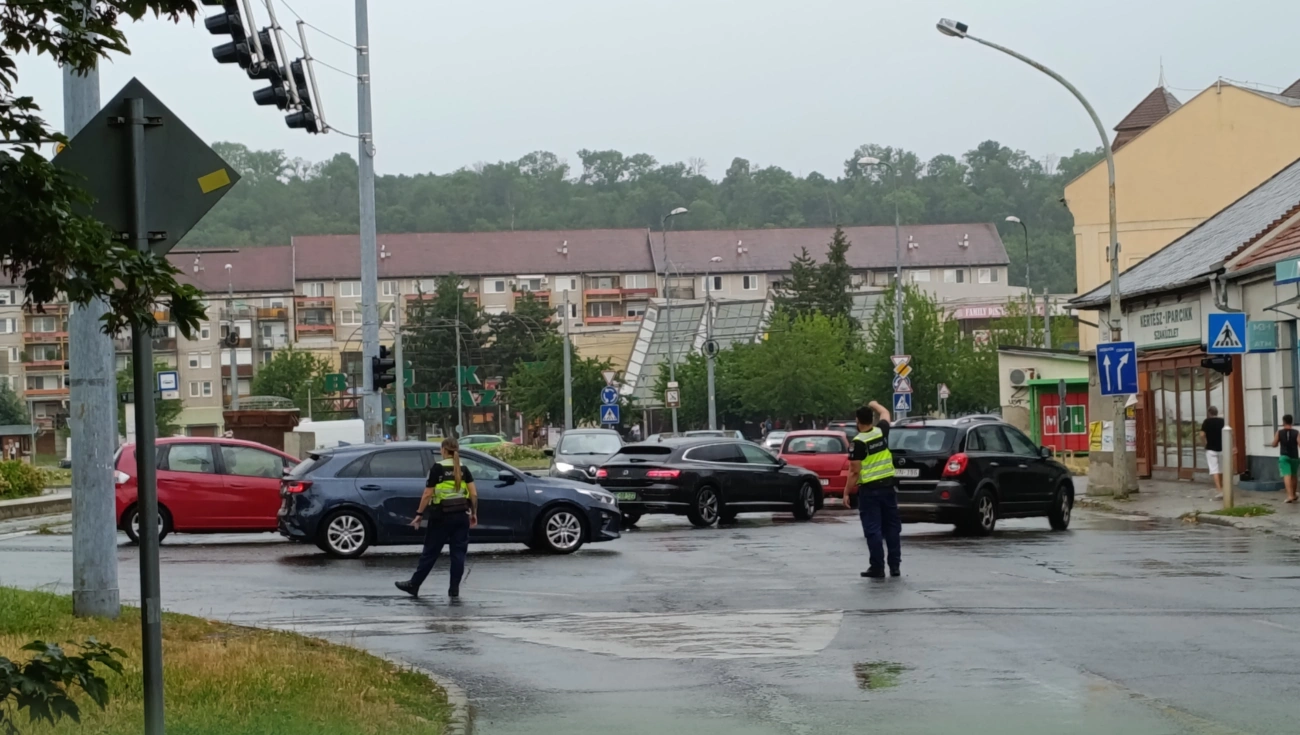 Rendészek a kigyulladt teherautónál az Újgyőri főtéren. Fotó: MIÖR