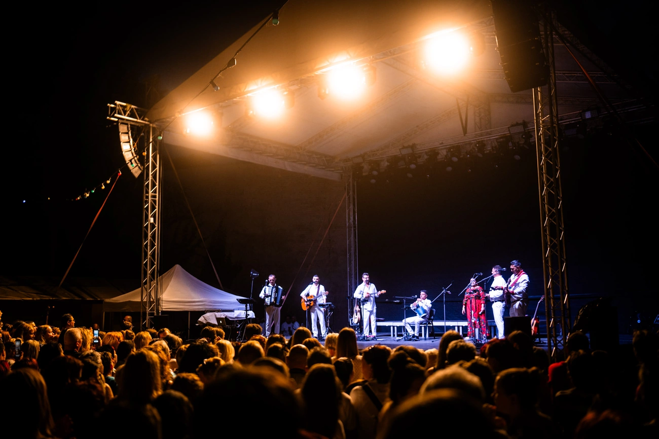 Parno Graszt koncert a Csengey-kertben. Fotó: Horváth Csongor