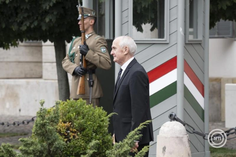 Budapest, 2026. augusztus 19. Baka András, ezen a napon hivatalba lépő, a rendszerváltás utáni nyolcadik köztársasági elnök, miután kikísérte a Sándor-palotából távozó, a köztársasági elnöki jogköröket augusztus 18-ig ideiglenesen gyakorló Forsthoffer Ágnes házelnököt 2026. augusztus 19-én. MTI/Szigetváry Zsolt