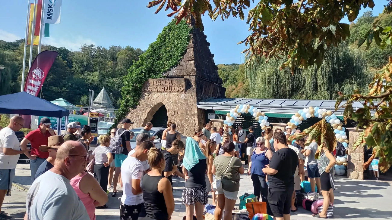 Barlangfürdő nyitás tömeg