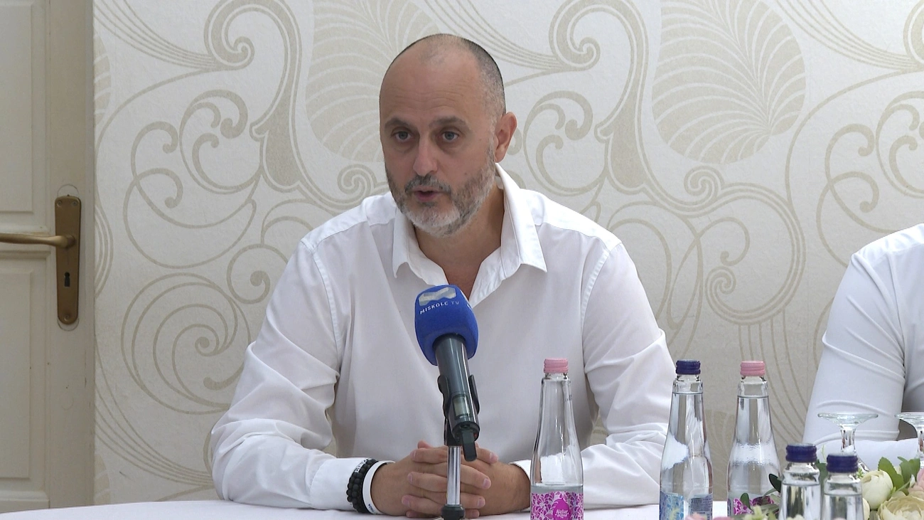 Juhász Roland országgyűlési képviselő a vízilabdáról. Fotó: Miskolc TV