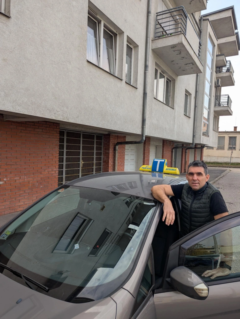 Orosz László 10 éve oktatja Miskolcon a tanulóvezetőket