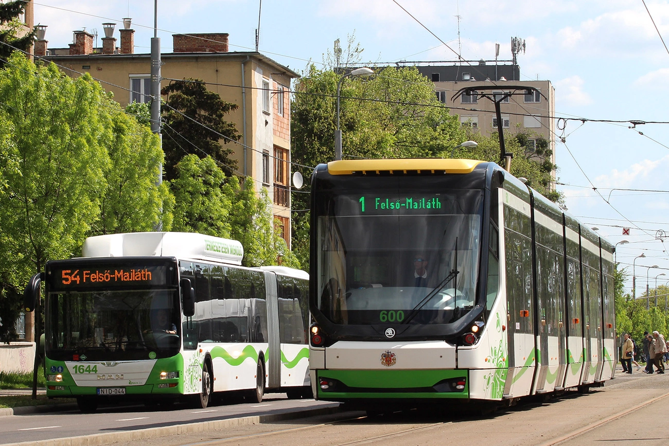 54-es és 1-es busz. Fotó: MVK Zrt.