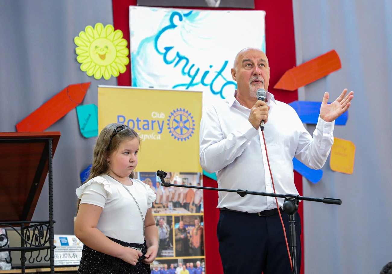 Miskolctapolcai Rotary adománya a Kazinczynak. Fotó: Mocsári László