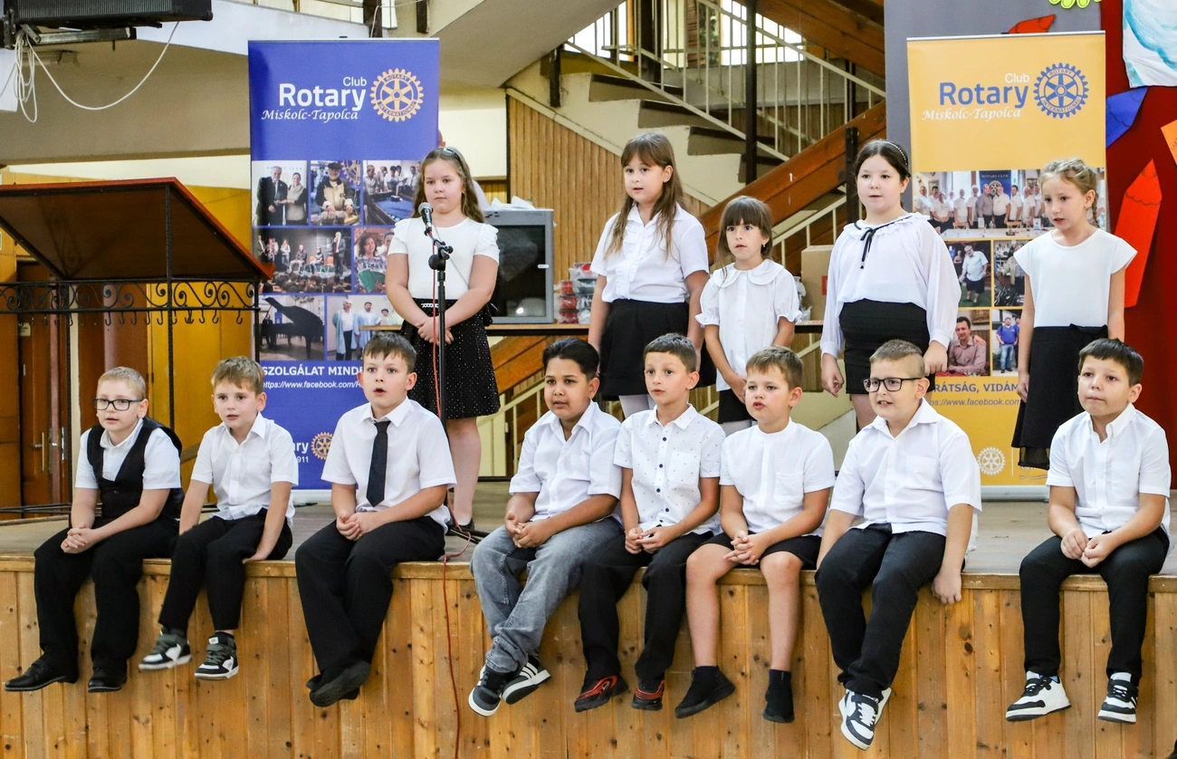 Miskolctapolcai Rotary adománya a Kazinczynak. Fotó: Mocsári László