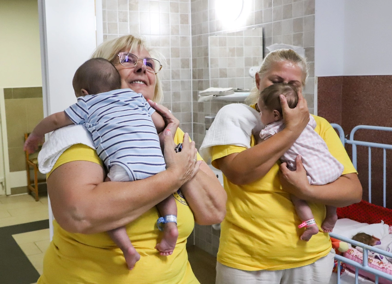 Állami gondozásba került, kórházban lévő kisbabák mellett önkénteskednek a Mosoly Műhely Egyesület tagjai. Fotó: Mocsári László