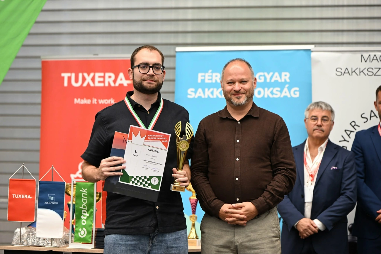 Korpa Bence, mellette dr. Polyánszky Zoltán, a Magyar Sakkszövetség elnöke,  mögöttük Nádasi Tamás a Tuxera Aquaprofit Nagykanizsai Sakk Klub elnöke. Fotó: magánarchívum