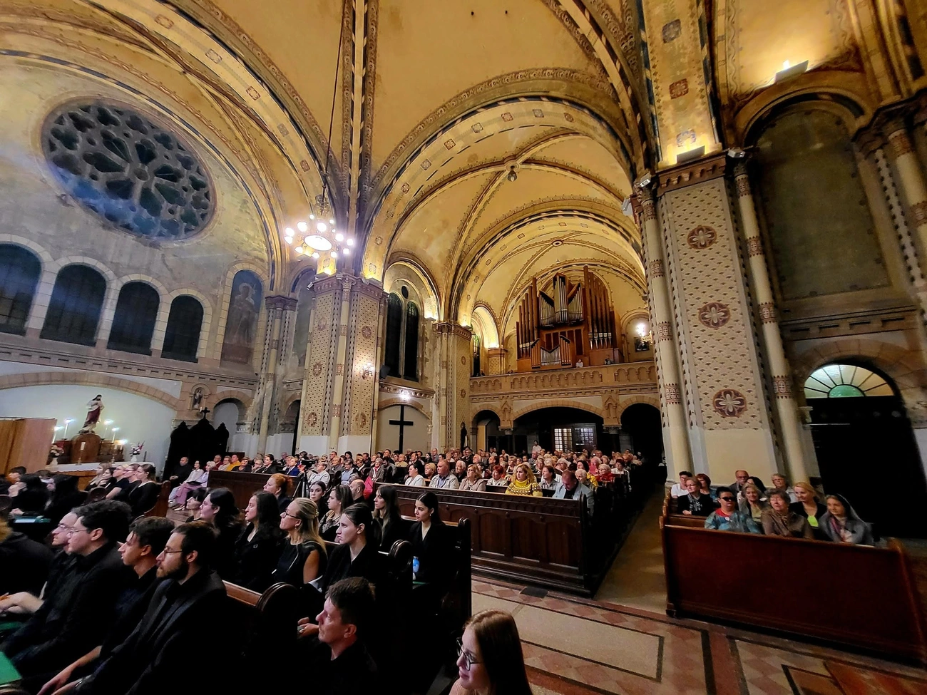 Flach Antal és felesége szerzői estje a vasgyári róm. kat. templomban, III. Miskolci Ars Sacra Fesztivál. Fotó: Éltető Lélek Alapítvány Facebook