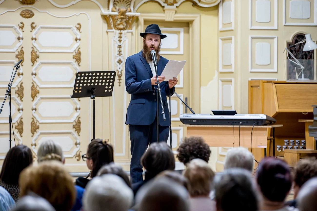 Izraeli Zorger Kántorkórus a Zenepalotában, Ábrahám Braun rabbi köszöntője. Fotó: Zsidóház Miskolc Facebook