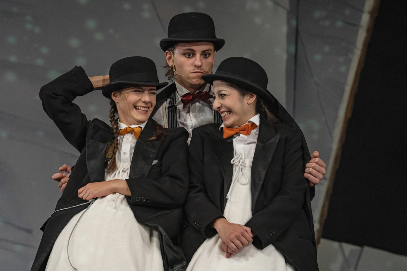 Nyolckor a bárkán. Fotó: Gálos Mihály Samu