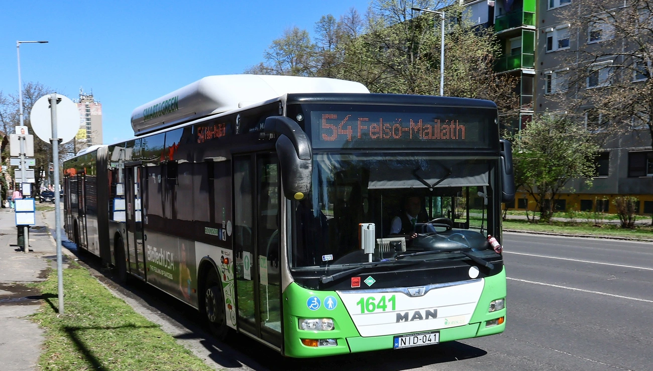 54-es busz a Szentpéteri kapuban. Fotó: MVK Zrt.