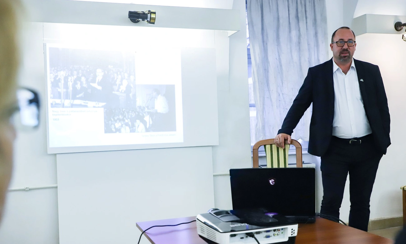 Dr. Kis József az 1956-os forradalom és szabadságharc miskolci napjairól tartott előadást a Feledy-házban. Fotó: Mocsári László