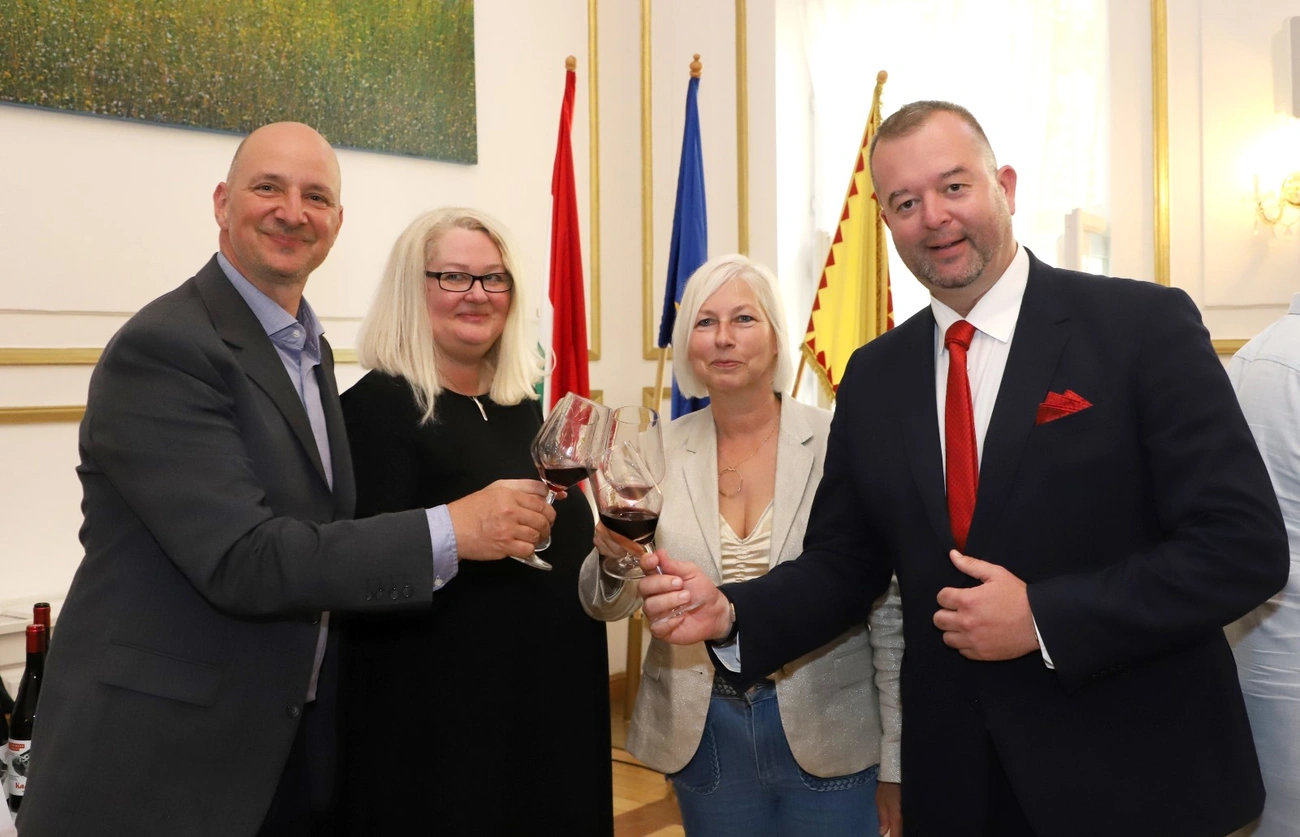 Szekszárd AllStars sétáló kóstoló a városháza dísztermében