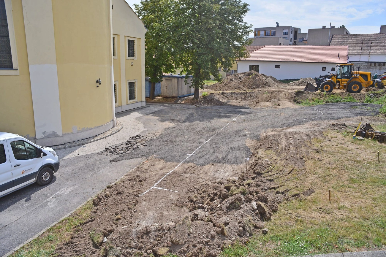 Felújítás a Mindszenti plébánián