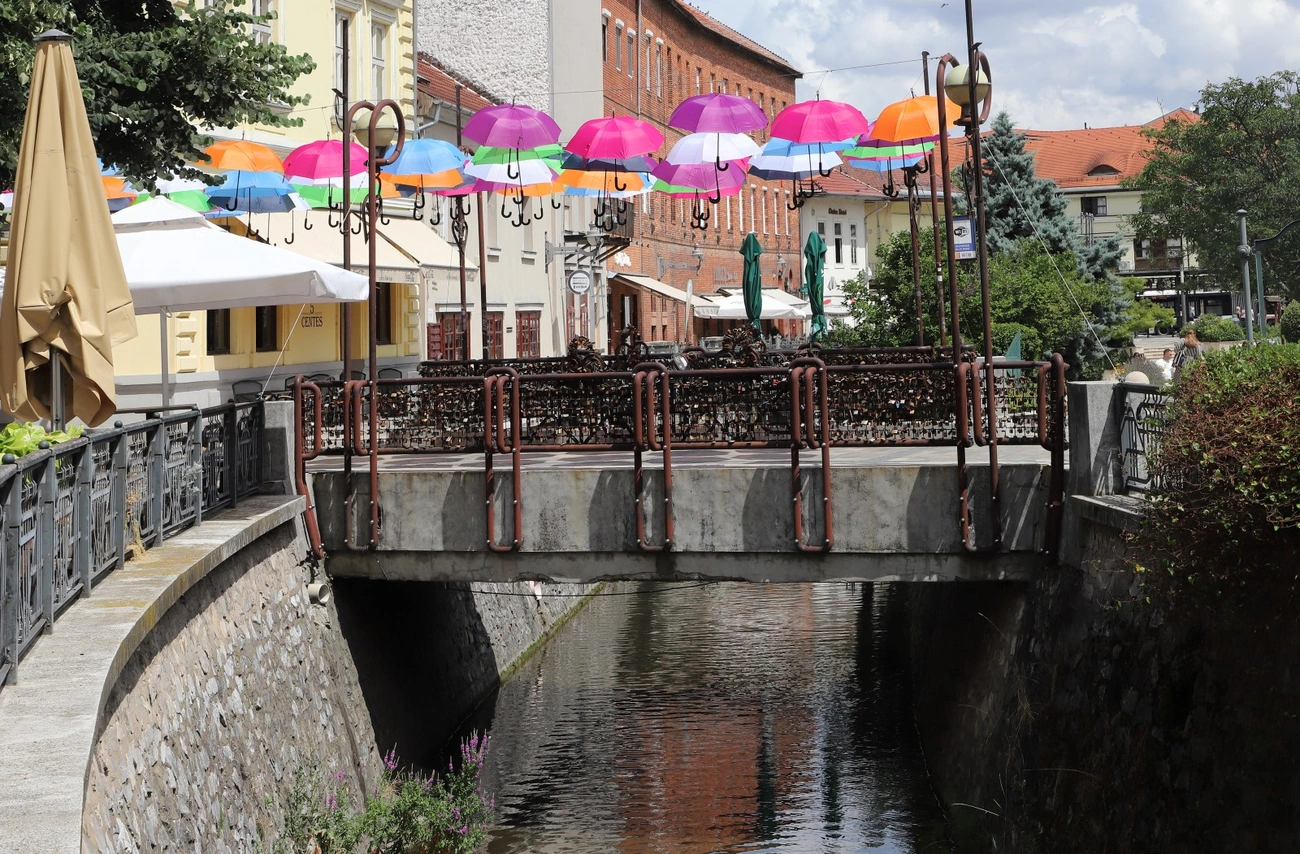 Színes esernyők a Szinva-híd felett