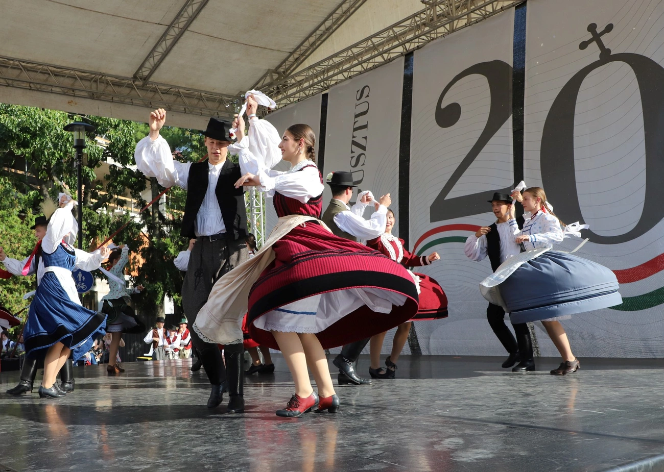 Szinvavölgyi Néptáncegyüttes, valamint Herczku Ági és Nikola Parov műsora