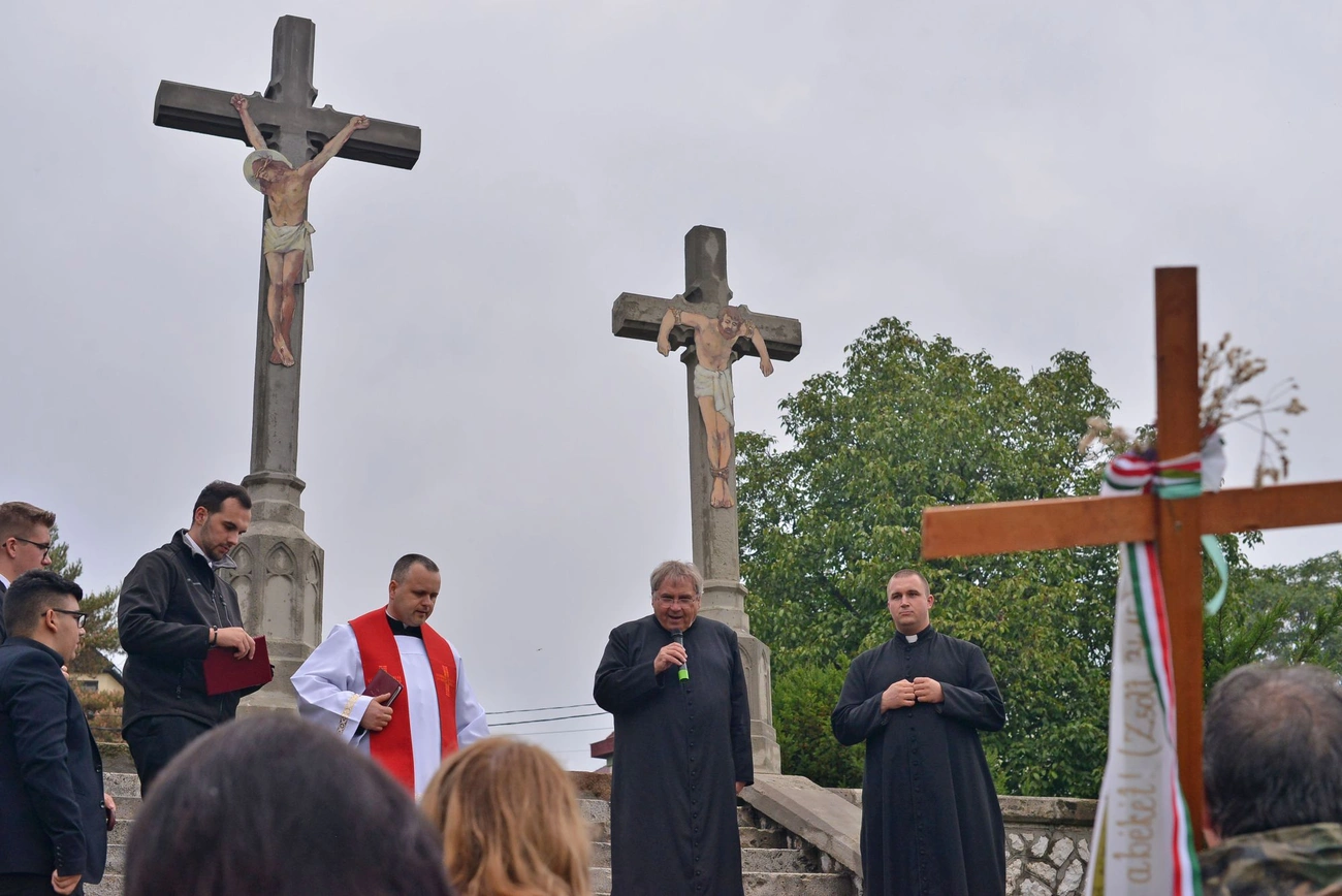 Golgota-szoborcsoport megáldása