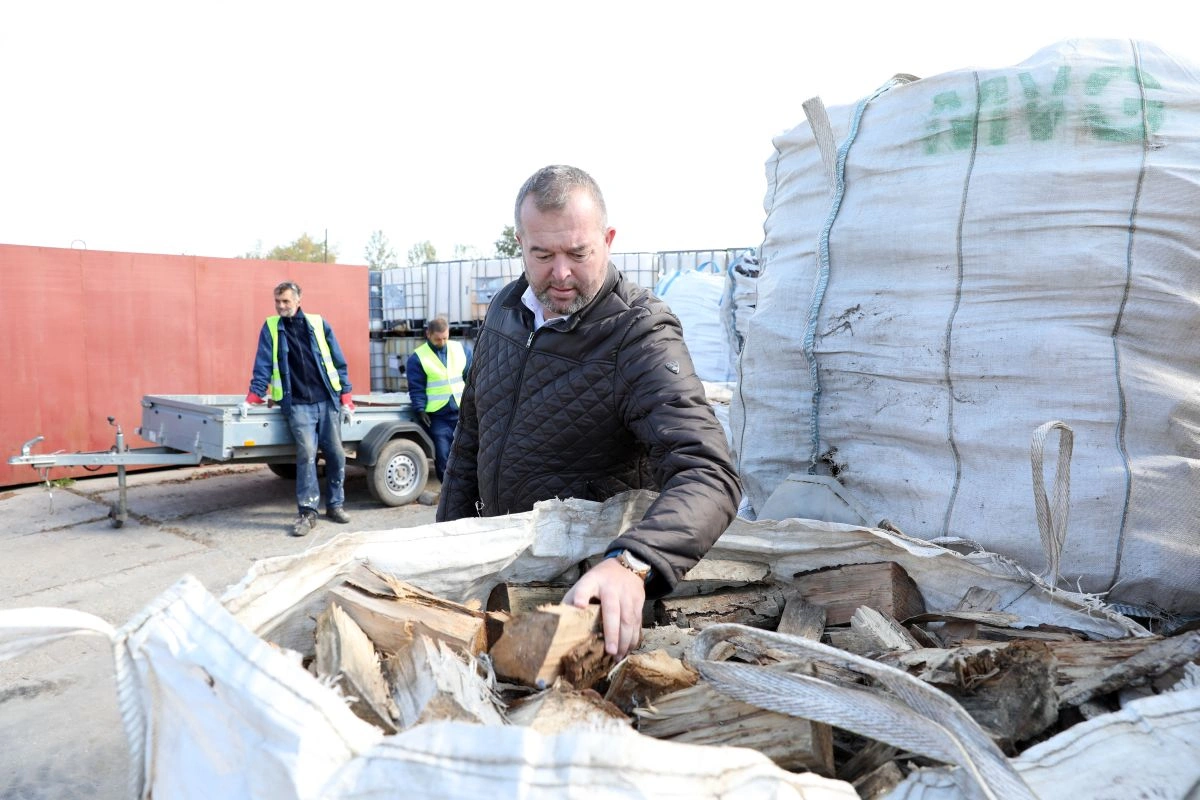 Készül a szociális tűzifa Miskolcon. Fotó: Juhász Ákos