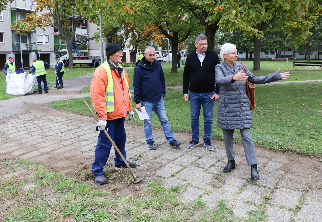 Takarítás a Szabó Lőrinc Általános Iskola melleti téren
