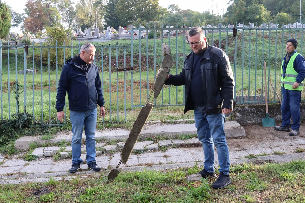 Takarítás a Vasgyári temető mellett