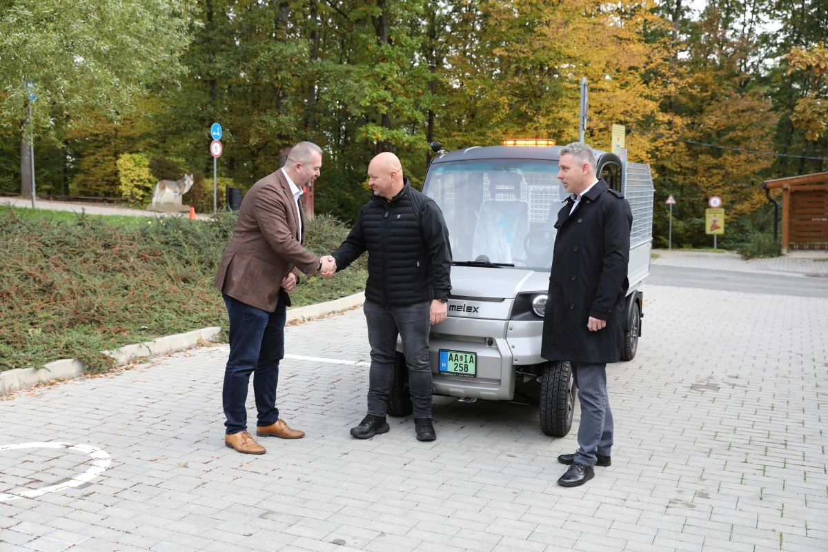 Új elektromos autó átadása a Miskolci Állatkertben. Fotó: Juhász Ákos