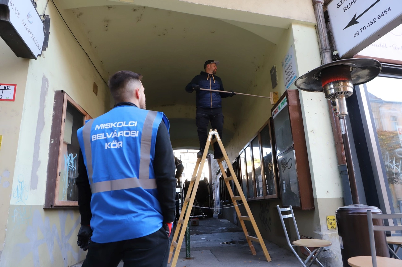 A Miskolci Belvárosi Kör kapualj festése