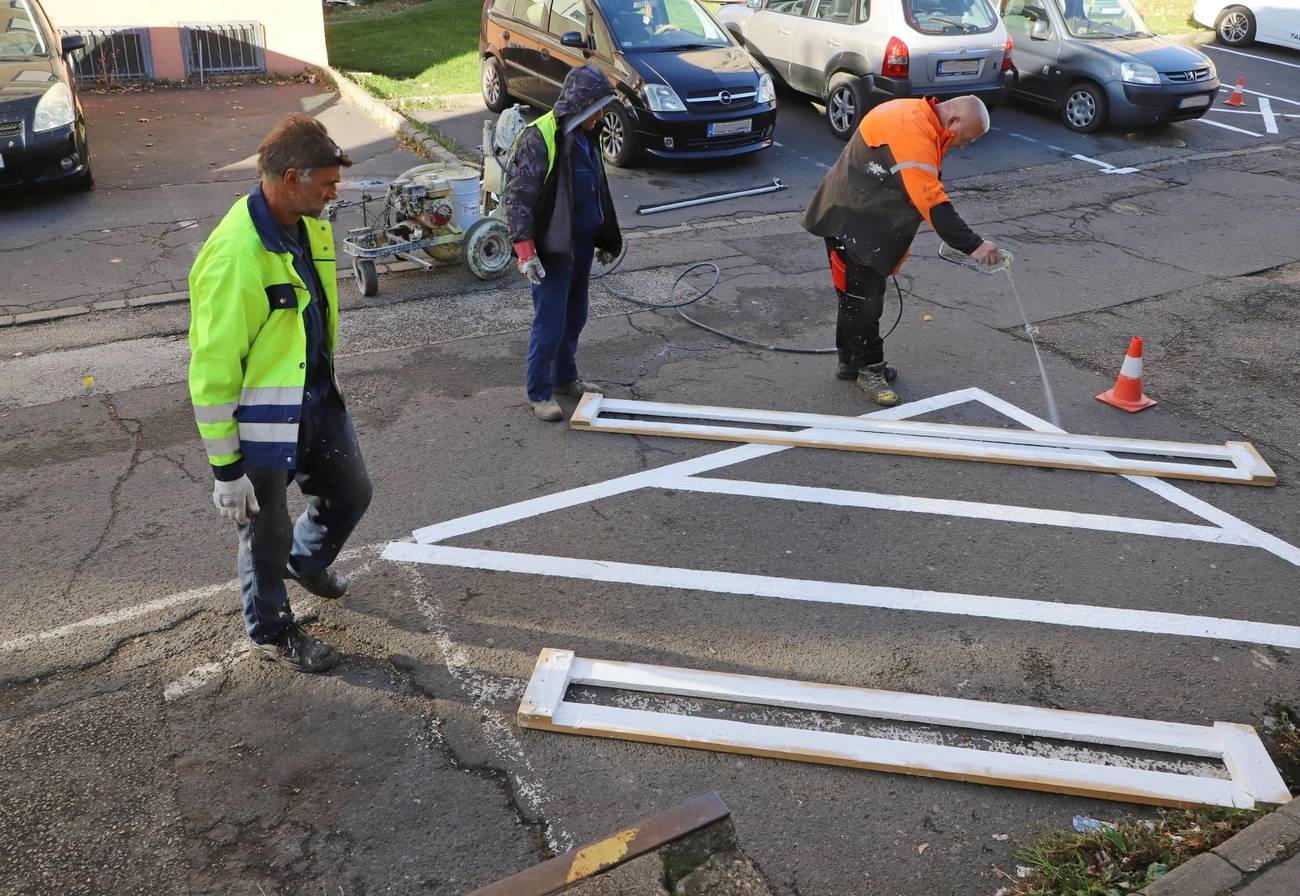 Gallyazás, takarítás, útburkolati jelek festése az Avason
