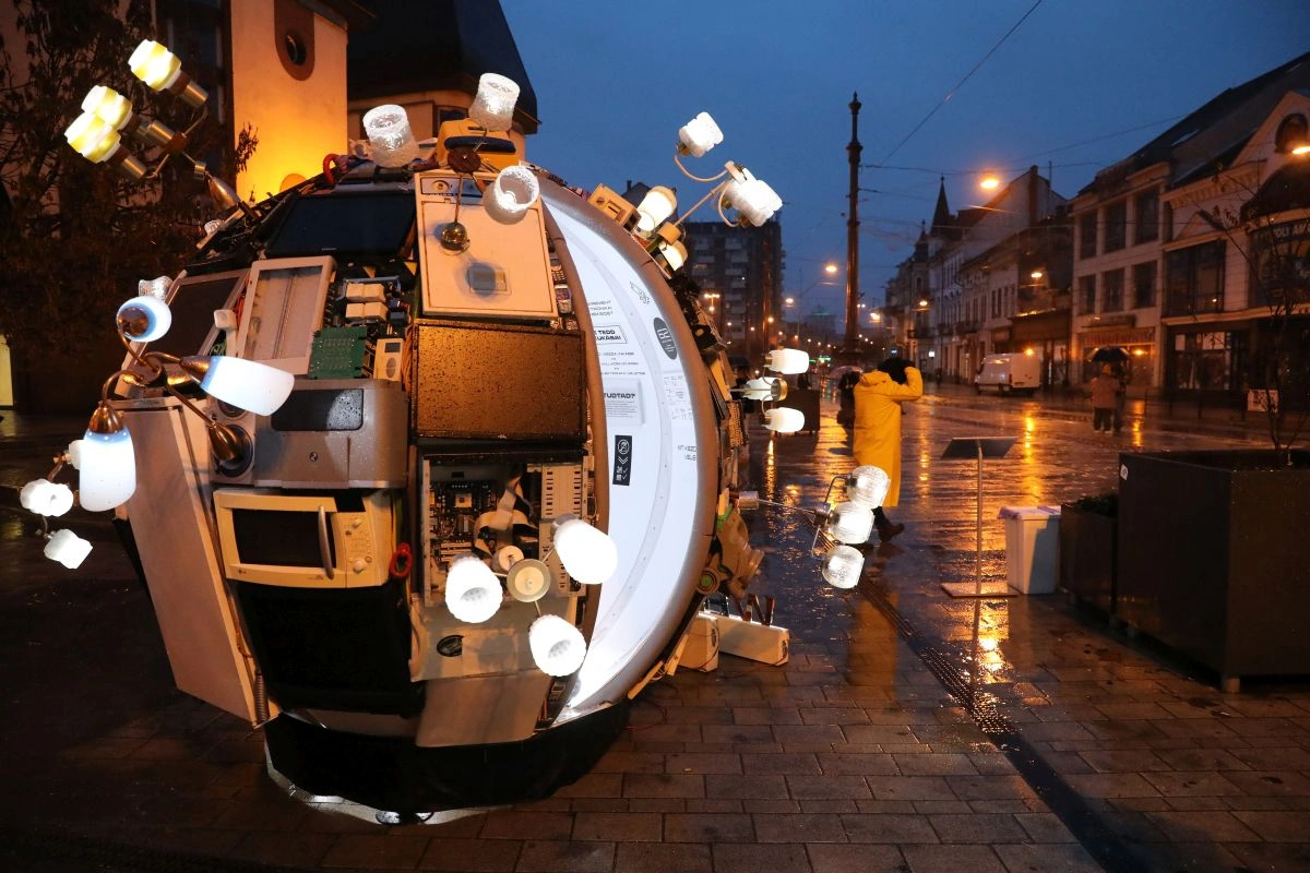 Űrhajó landolt a Centrum előtt szerda reggel. Fotó: Juhász Ákos