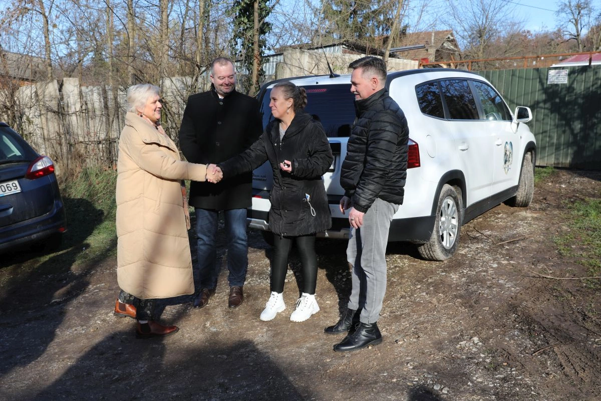Új autót kapott a Lyukó Tappancsai Állatvédő Egyesület. Fotó: Juhász Ákos