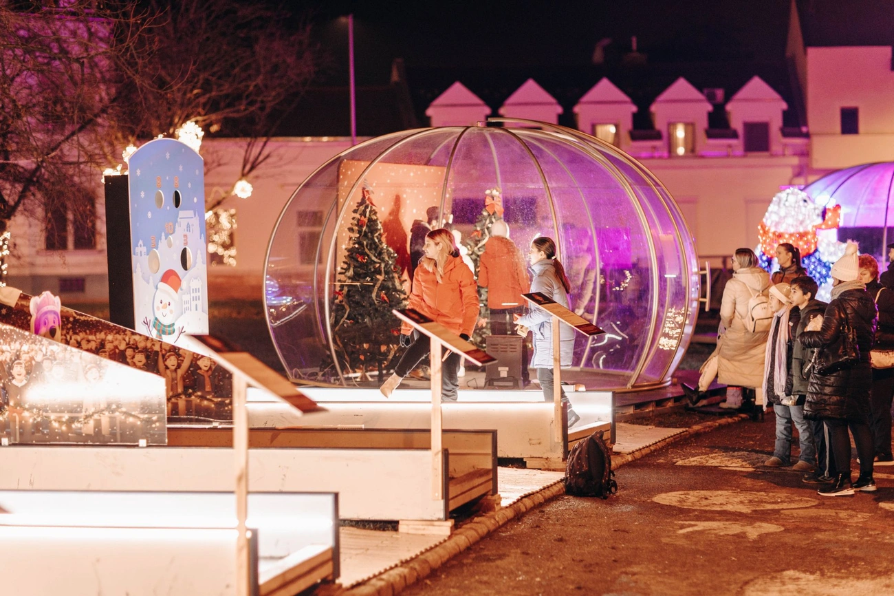 Adventi fények jégpályával