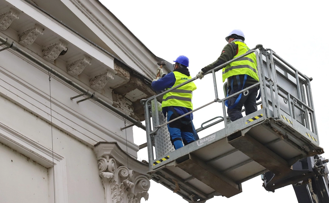 Veszélytelenítési munkálatok a Nagyszínház homlokzatán
