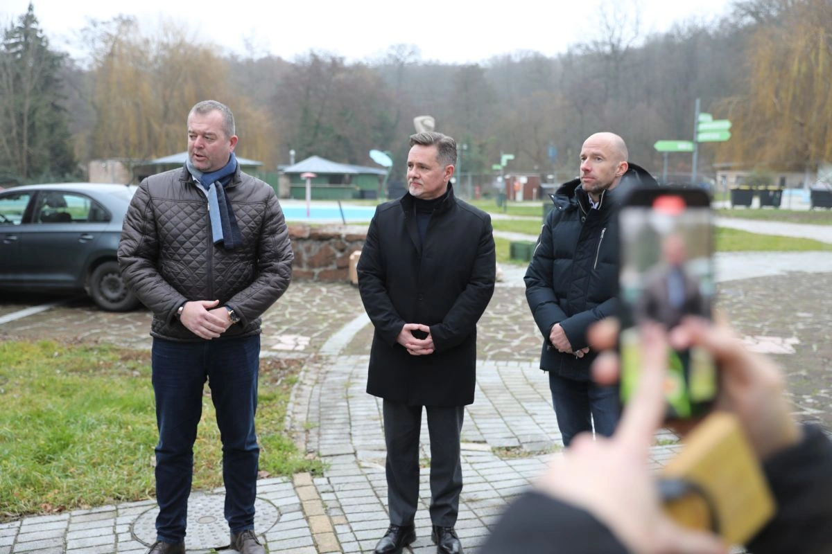 Átadták a munkaterületet, elkezdődnek a munkálatok a Barlangfürdőben. Fotó: Juhász Ákos
