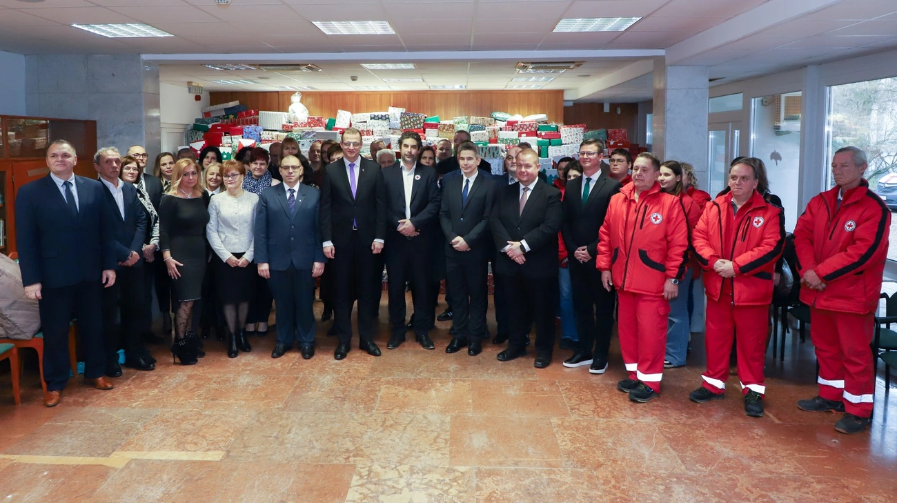 Kormányhivatali "cipősdoboz"-átadó