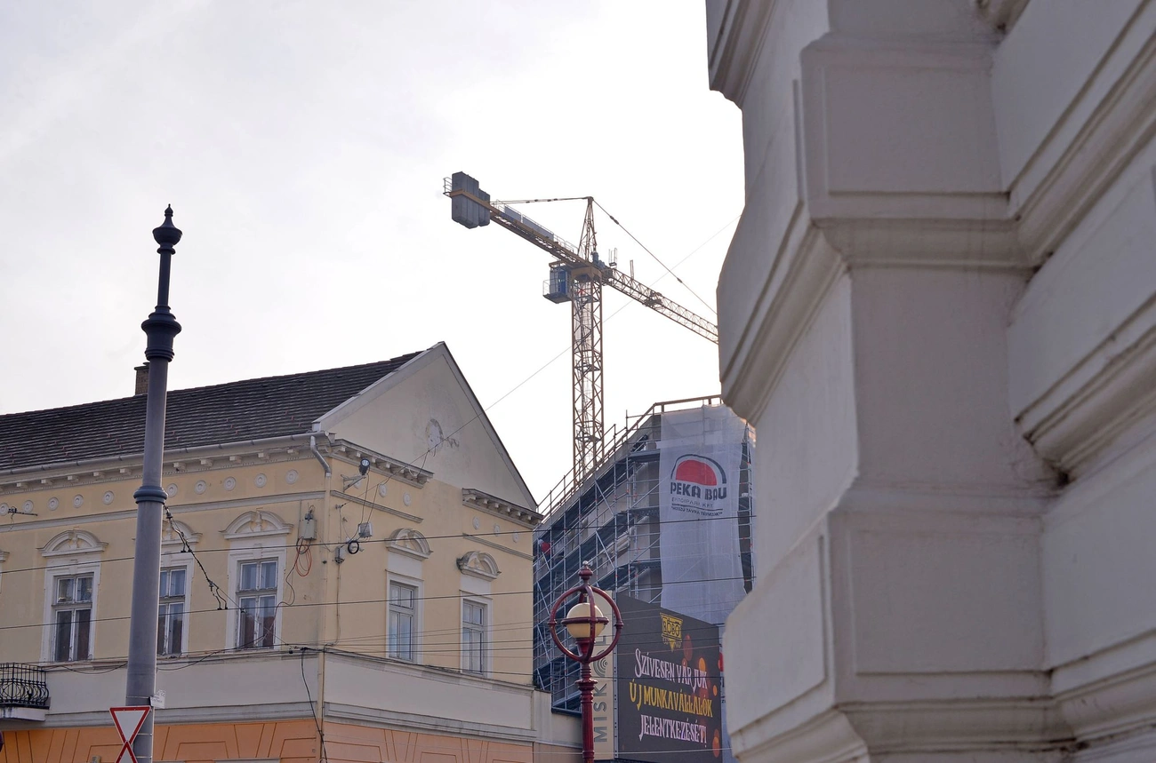 Szigetelik az Avalon társasház homlokzatát